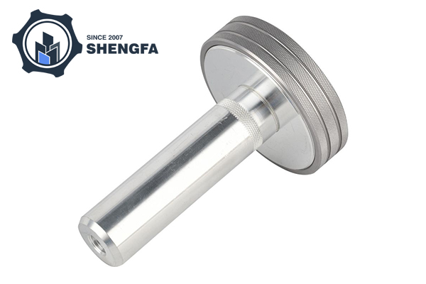 ข้อได้เปรียบที่สำคัญของการตีและการหล่อตามลำดับคืออะไร?